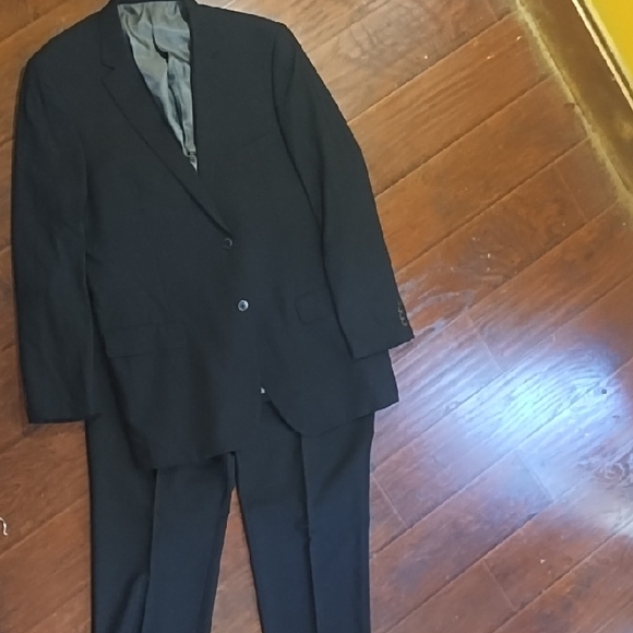 Elegant Men's Black Suit - Picture 1 of 4